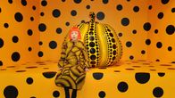 Kusama poserar med pumpa