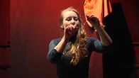 Yle Uutiset Häme: Saippuakuplia ja breikkausta keppihevosen selässä – Lasten taidefestivaali tuo nykysirkusta teatterilavalle