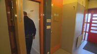 Uutisvideot: Tällaisessa sellissä Breivik istuu