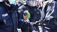 Koronarajoituksia vastustavat mielenosoittajat ottivat yhteen poliisin kanssa Berliinissä.