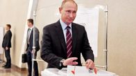 Putin äänestämässä.