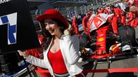 Varikkotyttö ja Kimi Räikkösen Ferrari Sotshissa 2017.