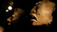Maya-intiaanikulttuurin naamioita näyttelyssä Alicanten arkeologisessa museossa Espanjassa viime vuonna. Näyttelyssä oli mukana Guatemalasta saatuja naamioita.