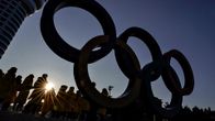 Ihmiset kuvasivat olympiarenkaita Etelä-Korean Gangneungissa 4. helmikuuta.