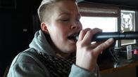 Suvi Ekman laulaa mikrofoniin