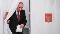 Presidentti Vladimir Putin tulee ulos äänestyskopista.