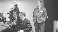 Eduskuntavaalit 1975. Vaalivalvojaiset Pasilan tv-studiossa, Veikko Vennamo. Puolueiden edustajia mm. Ele Alenius, Johannes Virolainen ja Veikko Vennamo seuraamassa vaalituloksia, Veikko Vennamo lehtikuvaajan kohteena.