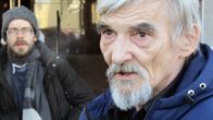Juri Dmitrijev Petroskoin oikeustalon edessä keväällä 2018.