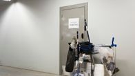 siivoukärryt siivoojien taukohuoneen edessä