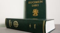 Suomen lakikirjoja vuodelta 1986 ja 1987.
