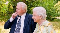 Kuningatar Elizabeth ja Sir David Attenborough Buckinghamin palatsin puutarhassa.