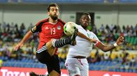 Egyptin Abdalla El Said taisteli pallosta Burkina Fason Issoufou Dayon kanssa maaottelussa 2017.