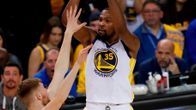 Golden State Warriorsin Kevin Durant heittää.