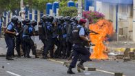 Mellakkapoliisi otti yhteen mielenosoittajien kanssa Nicaraguan pääkaupungissa Managuassa perjantaina.