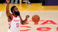 James Harden etenee pallon kanssa.