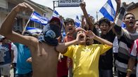 Nuoria mielenosoittajia Masayan kaupungissa Nicaraguassa 13. toukokuuta.