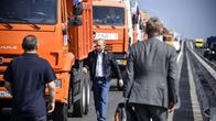 Kuvassa Putin ja rekkakuskeja naureskelemassa.