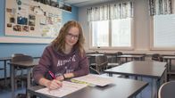 Iida-Maria Huhta värikkäiden muistiinpanojen kanssa