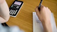 Nuori laskee matematiikan tehtäviä funktiolaskimella.