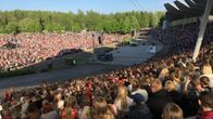 Tuhansia ihmisiä laulamassa Joensuun Laulurinteellä Suomen suven avauksessa kesäkuussa 2018.