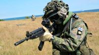 Suomalaissotilas yhteisharjoituksessa heinäkuussa 2015 Ravlundassa, Ruotsissa.