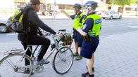 poliisit neuvomassa pyöräilijää