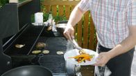 Grillattuja kasviksia asetellaan lautaselle.