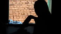 Sudanin lain mukaan naiset voivat joutua naimisiin alaikäisenä eli 10 vuotta täytettyään. Kuvan sudanilainen nainen äänesti vuonna 2010.