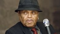 Joe Jackson luotsasi managerina poikiensa Jackson 5 -yhtyettä.