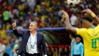 Brasilian päävalmentaja antaa ohjeita kentän laidalta.