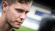 Jaakko Rantanen tuijottaa surullisena maahan.