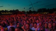 Yleisöä Zara Larssonin keikalla Ilosaarirock-festivaaleilla.