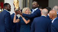 Juhlatunnelmissa maailmanmestari Paul Pogba ja Ranskan presidentti Emmanuel Macronin puoliso Brigitte