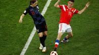Kroatian Luka Modric (vas.) ja Venäjän Aleksandr Golovin pallon tavoittelussa MM-kisoissa.