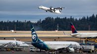 Bombardier Q400 nousee Seattle-Tacoman kentällä