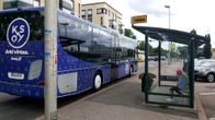 Linja-auto bussipysäkillä Kouvolan keskustassa.