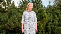 Vaatemallistoon kuuluu college, bombertakki, pitkä jakku ja mekko. Sonja Kuuselan yllä oleva taskullinen mekko on malliston prototyyppi.