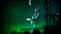 Eminem esiintyy.