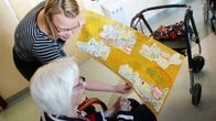 Sanni-Maaria Puustinen ja Hilkka Ronkainen katsovat taideteosta.