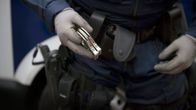 Käsiraudat poliisin kädessä.