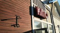 Työväentalon oven päälle on nostettu Kino-kyltti.
