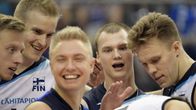 Elviss Krastins (vas.), Sauli Sinkkonen, Lauri Kerminen, Niko Suihkonen, Eemi Tervaportti ja Urpo Sivula juhlivat Puerto Rico -ottelussa.