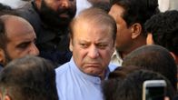 Pakistanin entinen pääministeri Nawaz Sharif vaimonsa hautajaisissa Lahoressa Pakistanissa