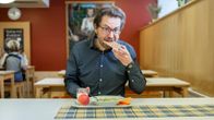 Antti Taipale lounaalla.