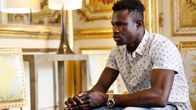 Kuvassa oleva, "Hämähäkkimieheksi" nimetty Mamoudou Gassama sai palkinnoksi sankariteostaan Ranskan kansalaisuuden ja työpaikan palolaitokselta.