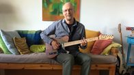 Juha Björninen kitara sylissään