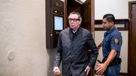 Jean-Claude Arnault poistumassa oikeussalista 24. syyskuuta.