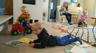 Perheen nuorimmat Ohto 3kk (Anni Vähäsöyringin sylissä), Unto 2v, Onni 4v ja Ilona 5v ovat kotona. Perheen neljä vanhinta lasta ovat koulussa.