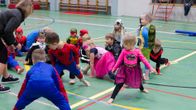 Lapsia Ylivieskan liikuntakeskuksessa supersankarikoulutuksessa.