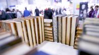 Kirjoja Helsingin kirjamessuilla, jotka avattiin Messukeskuksessa 25. lokakuuta